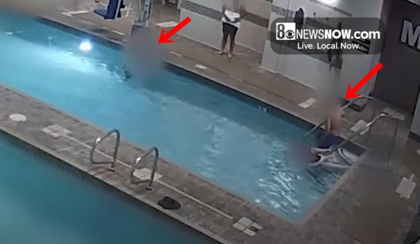 Leticia開始在泳池中掙扎,有其他泳客路過,卻沒有發現她在求救。(YouTube)
