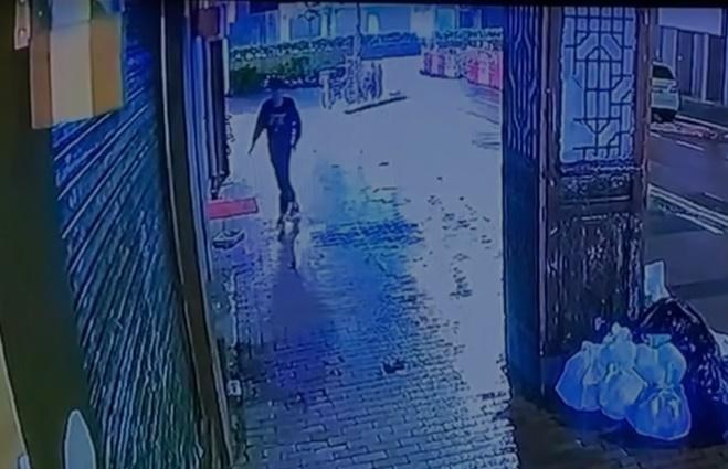 黑衣男自行起身返回大廈。(網上截圖)