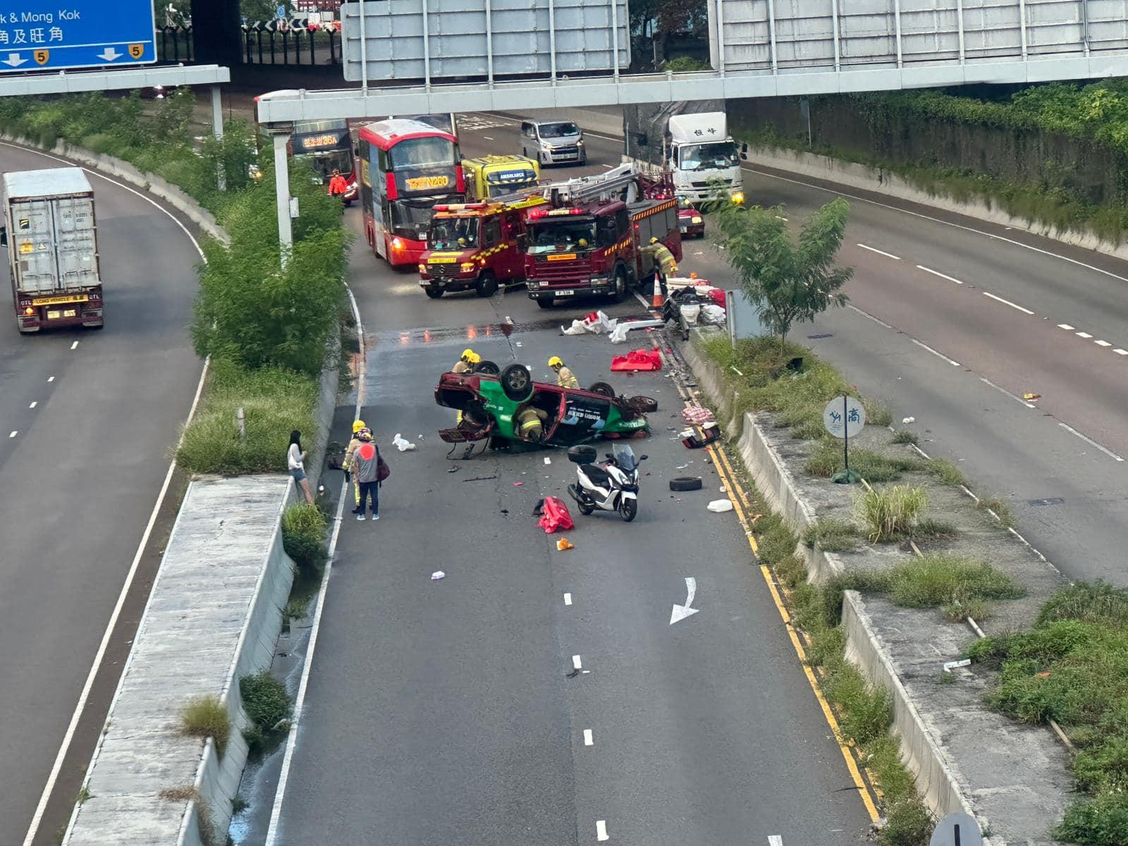 消防到場救出被困司機;巴士上2名男女乘客被玻璃濺傷,3人由救護車送院治理。(馬路的事(即時交通資訊區)@FB)