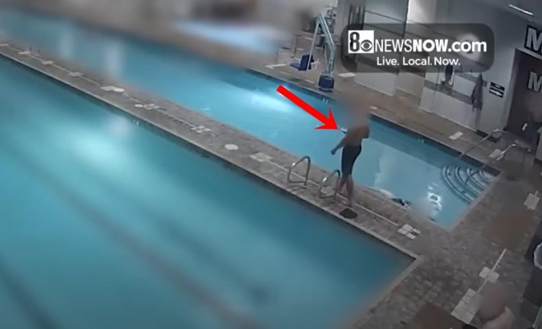 在Leticia已失去知覺後,即使有泳客在池邊經過也沒有發現。(YouTube)