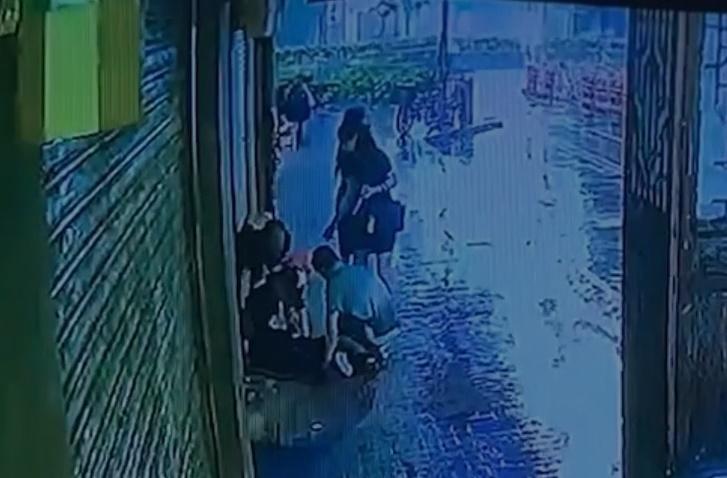 至清晨約6時01分,2名女子離開大廈,接著有2名男子將黑衣男抬落樓,放於行人路邊。(網上截圖)