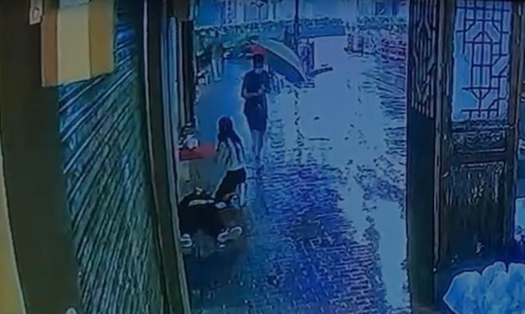 2名女子輪流替黑衣男做心外壓急救,後來救護車到場將事主送院搶救。(網上截圖)