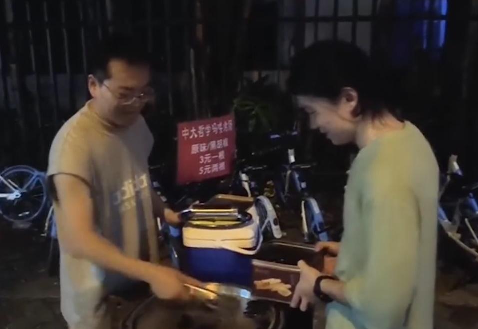 胖達坦言喜歡上了擺檔賣烤腸:「並非高收入才有快樂感,年輕人要有激情,做一些小事也會很快樂。」(微博)