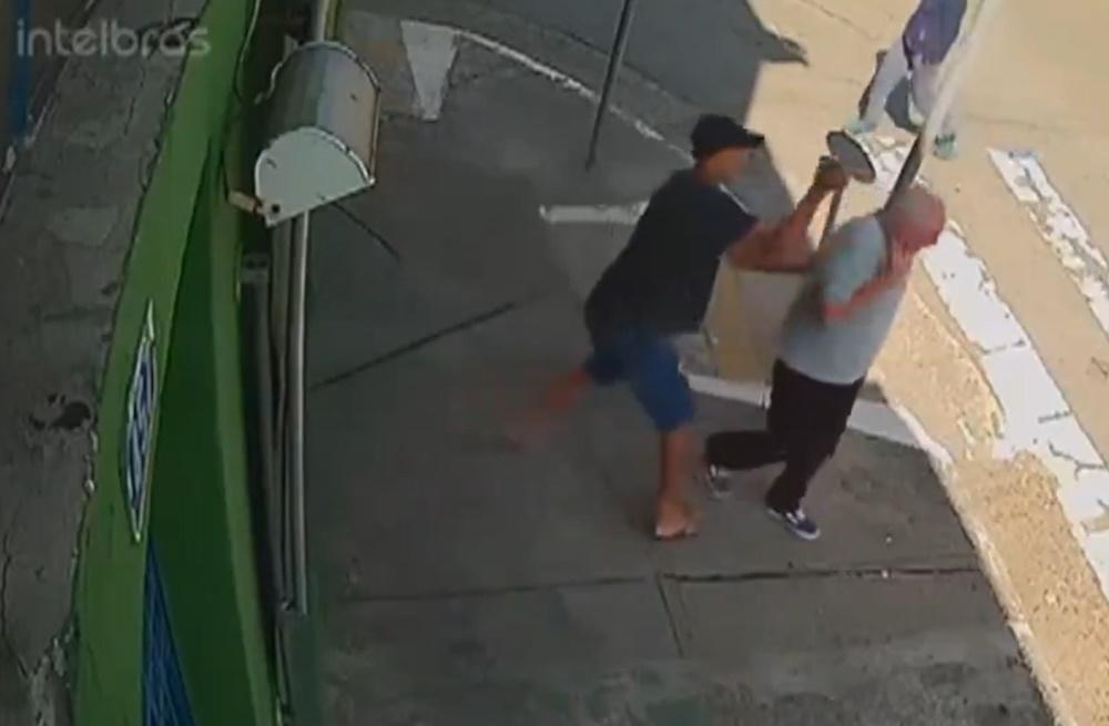 少年一時起貪念,回頭就將老翁的手提電話搶走。(X)