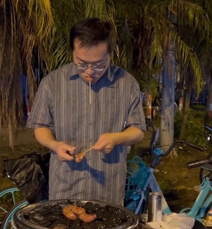 有顧客聽說他們是學哲學的,對哲學比較感興趣,胖達就會一起站著聊聊天。(微博)