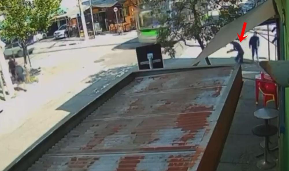 少年一個箭步跑出馬路,卻沒有注意到有巴士正駛來。(X)