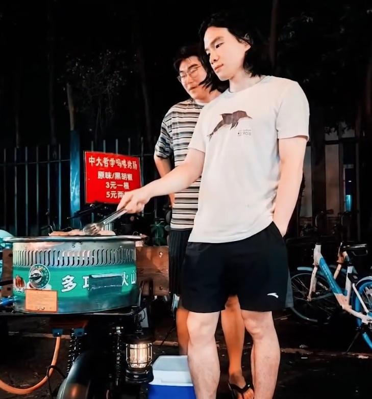 團隊共有9人,有今年剛畢業的碩士生,也有中山大學和首都師範大學的在讀博士生。(微博)