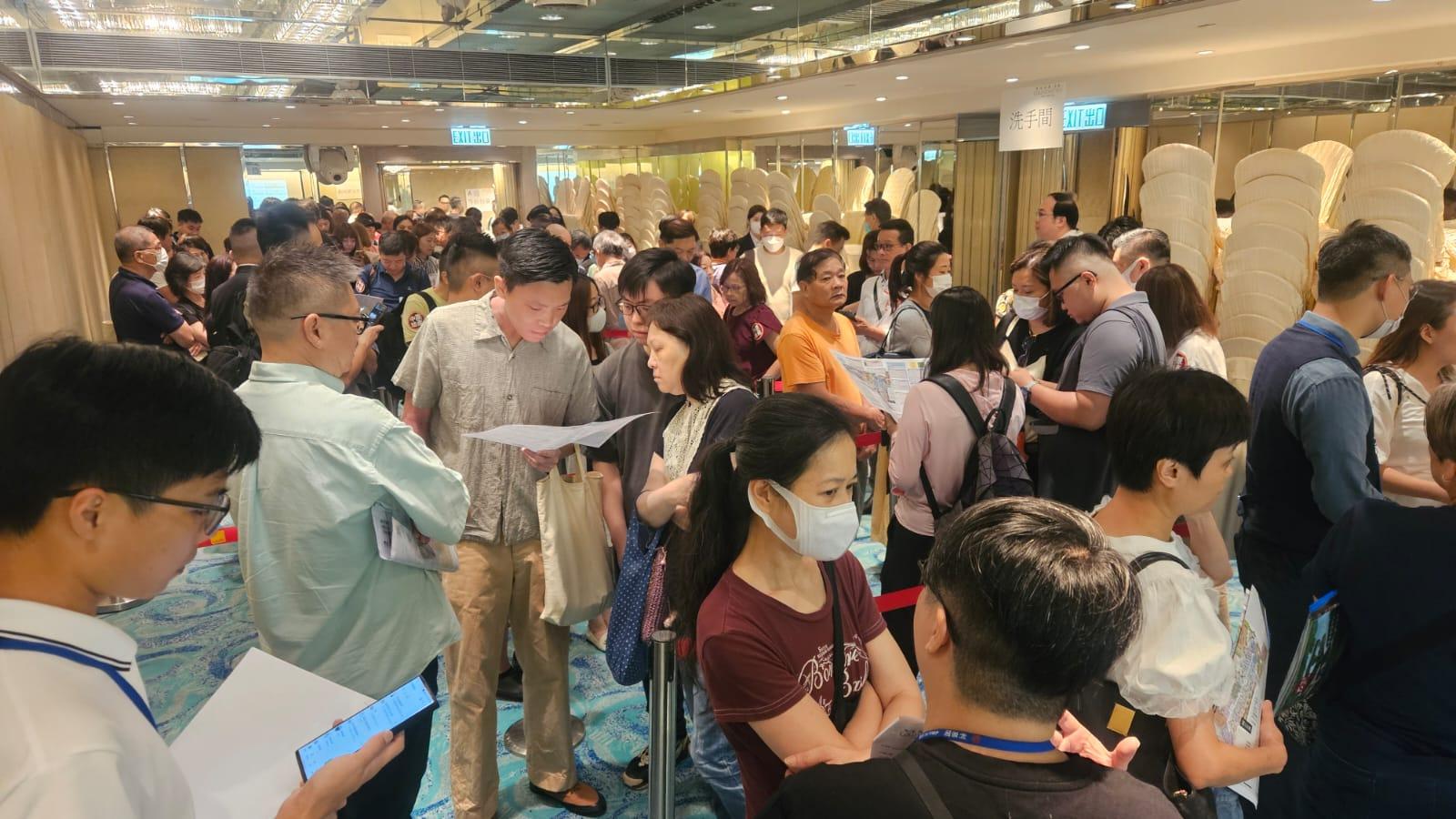 區內客陳女士表示,斥資約1,000萬元買入1伙三房及1伙開放式單位作自用。