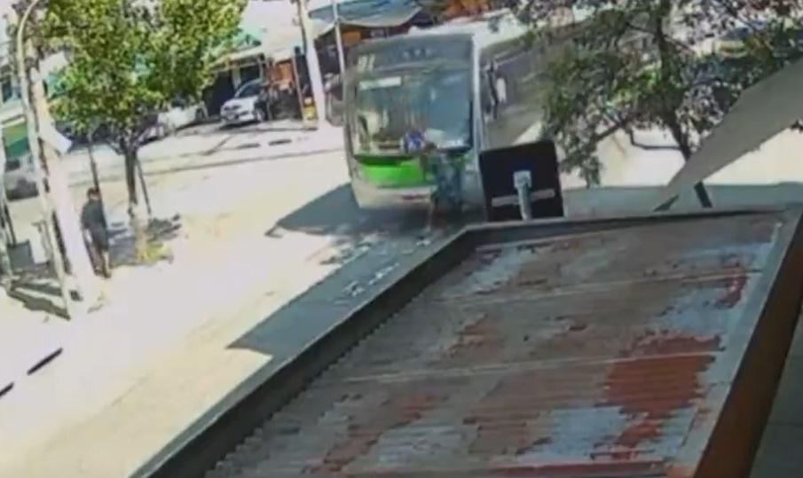 少年被撞到正並遭捲入車底。(X)