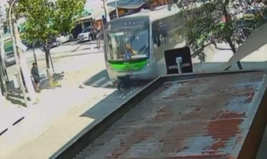 少年被撞到正並遭捲入車底。(X)