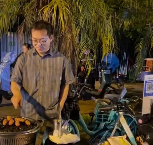 他笑著說:「我以前睡眠不好,但現在每次擺攤回來,躺下不到10分鐘就睡著了。」(微博)