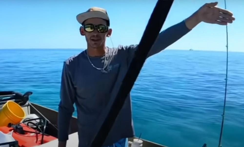 AJ不斷向警方聲稱自己無違法,亦拒絕遵從警員的要求。(YouTube)