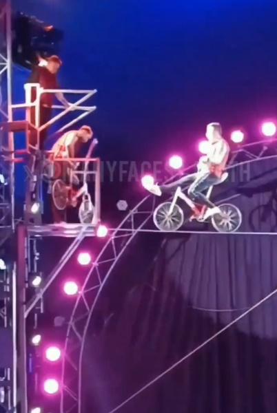 哥倫比亞籍的45歲特技人Sixto Chavarro Ocatavio在倒後時突然失去平衡。(X)