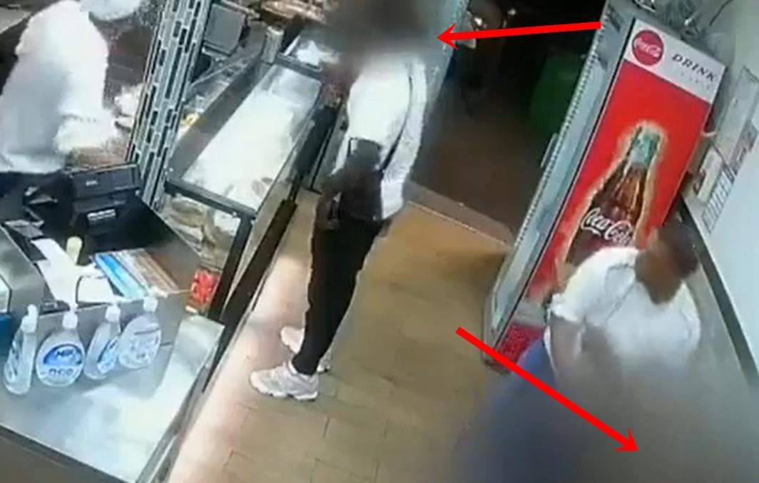 未幾一名身穿白色T恤男子走進烤肉店,女子則火速示意他正是加害人之一。(X)