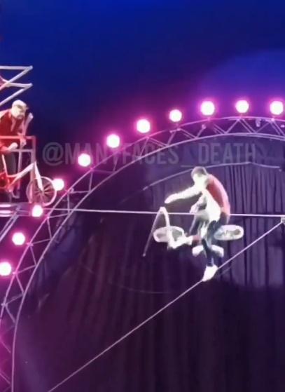 特技人連同單車一同跌落,其間被另一鋼索卡到,令他頭部向下。(X)