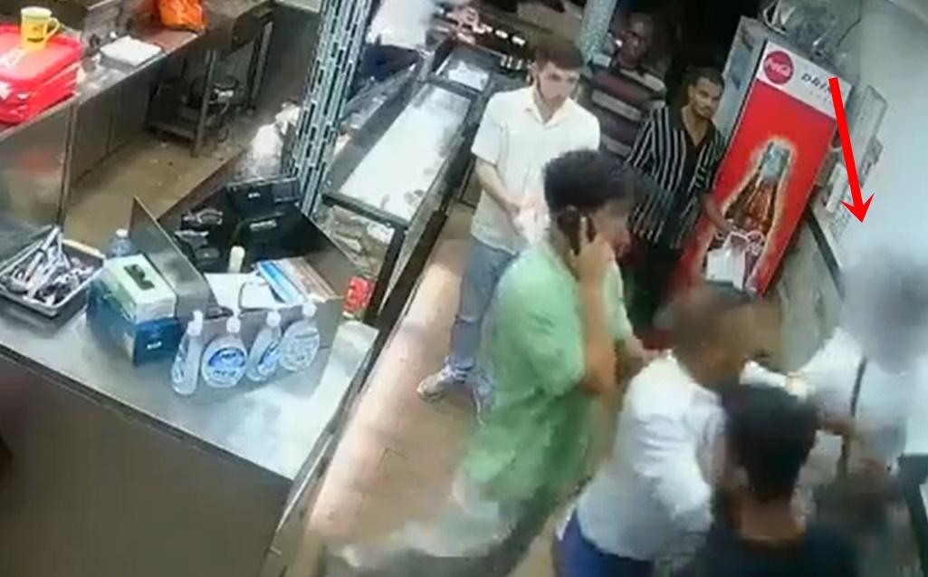 店內一名顧客獲悉後上前質問男子,兩人發生肢體衝突。(X)