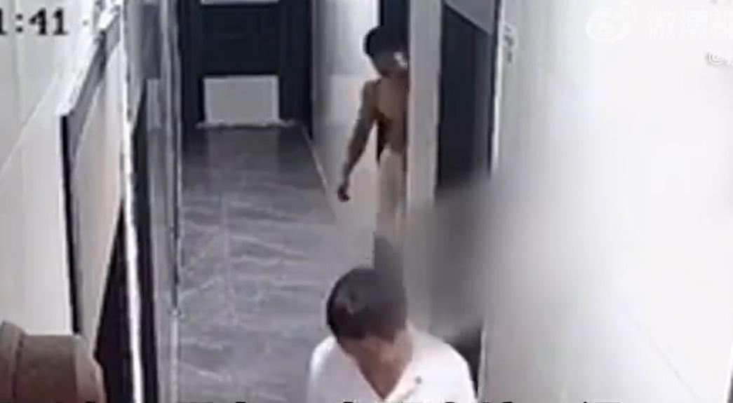 屋內一名上身赤膊體形健壯的男子步出門口。(微博)