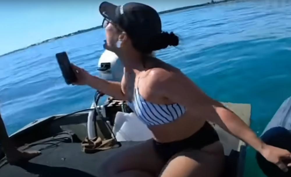 女友則在一旁勸他冷靜,並向他詢問手機密碼,以致電向老闆求救。(YouTube)