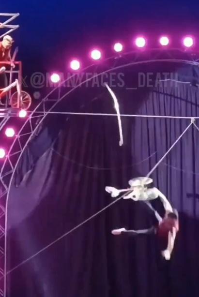 特技人連同單車一同跌落,其間被另一鋼索卡到,令他頭部向下。(X)