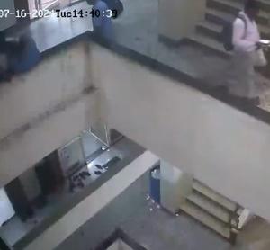 一名男同事突然上前擁抱她,惟疑似用力過猛,導致Nagina失去重心往後倒下。(X)