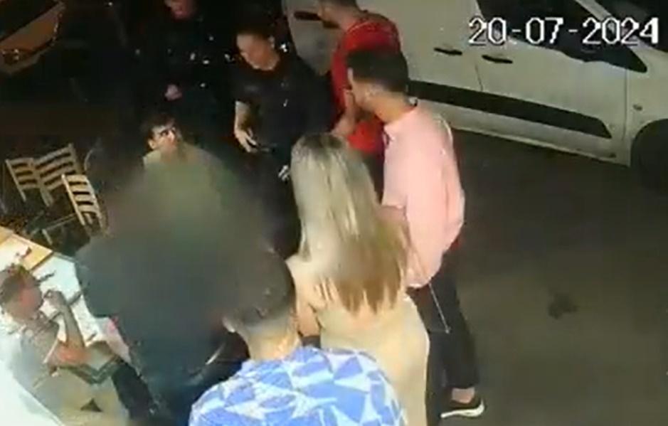 警察到場後,女子告訴警方,她遭5名非裔相貌男子襲擊,並被殘酷侵害,還聲稱她的手機被偷。(X)