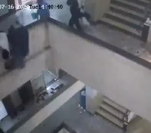 一名男同事突然上前擁抱她,惟疑似用力過猛,導致Nagina失去重心往後倒下。(X)