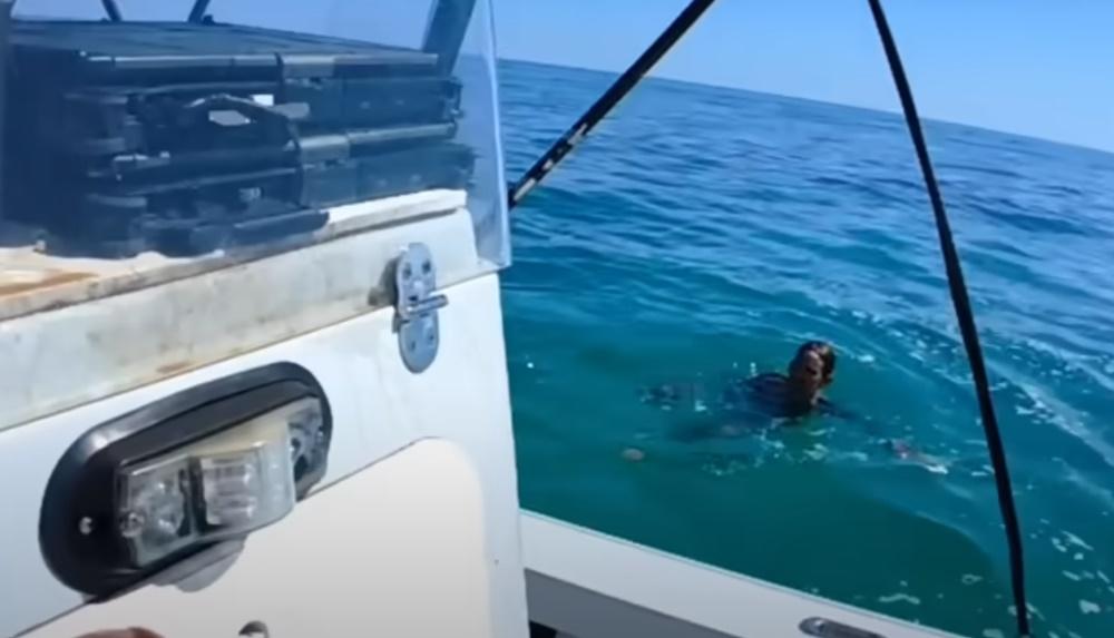 詎料對於女友不斷追問手機密碼,AJ竟然突然跳海。(YouTube)