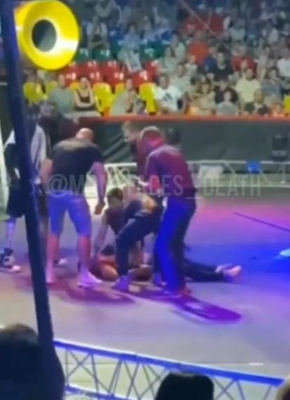 工作人員見狀立即上前查看,並將他送院。(X)