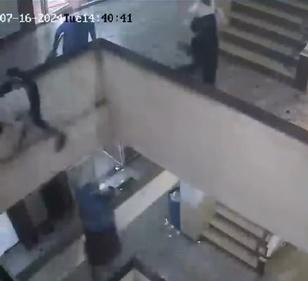 男子也失去重心,半身翻出矮牆,但及時穩住身體才沒有跟著墮樓。(X)