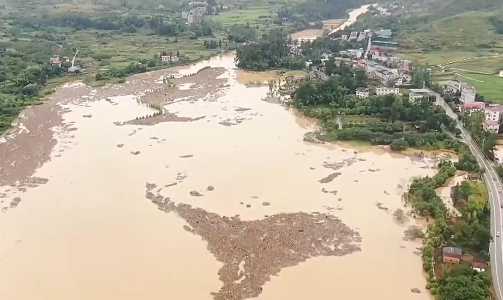 八面山鄉8村失聯,10個救援小組徒步入村。(微博)