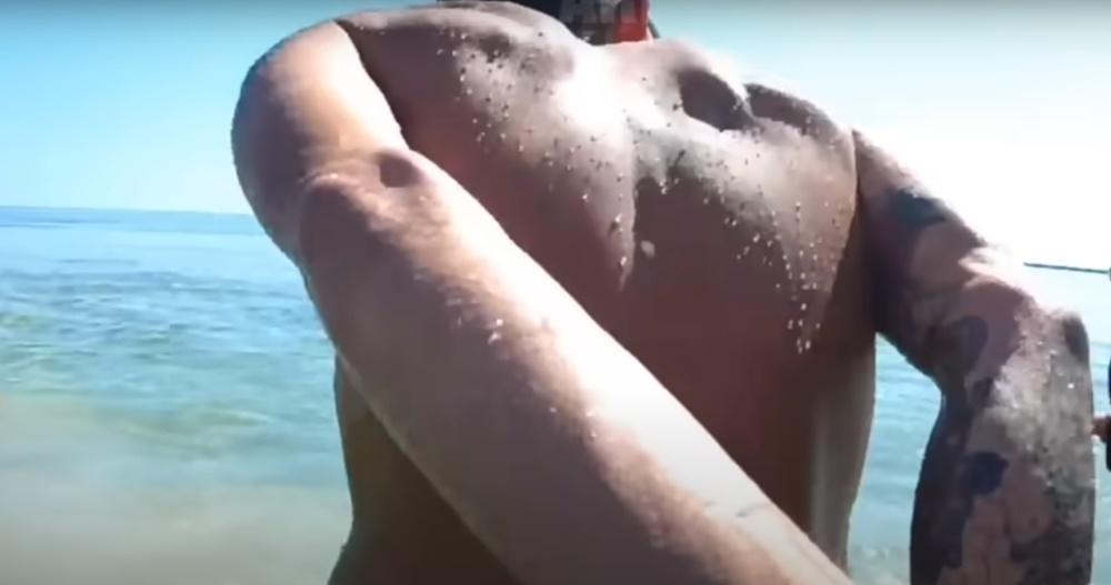 男子自行游返岸上後,在沒有反抗下被警員拘捕。(YouTube)