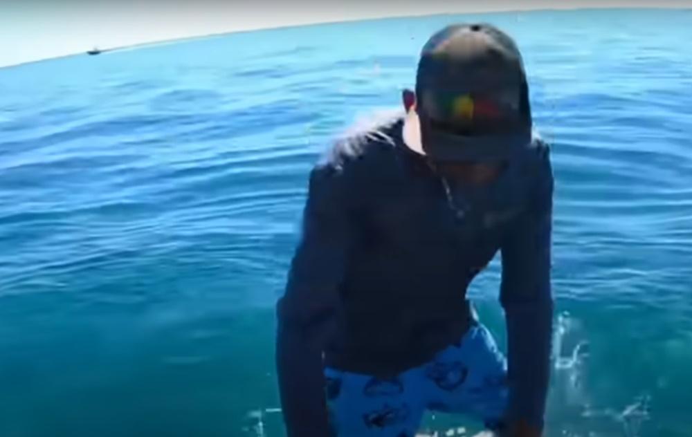 詎料對於女友不斷追問手機密碼,AJ竟然突然跳海。(YouTube)