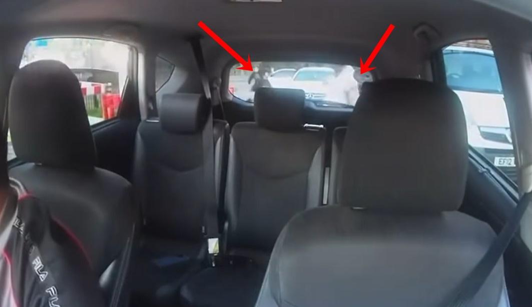 後方一輛私家車駛至,車上多人走出並跑向Bilal,Bilal隨即逃跑。(FB)