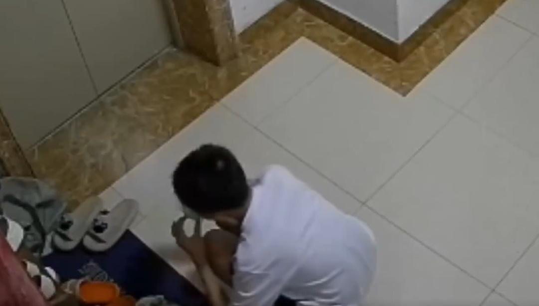 他蹲下身子在鞋架裡拿來不同鞋子,就這樣狂舔40分鐘。(微博)