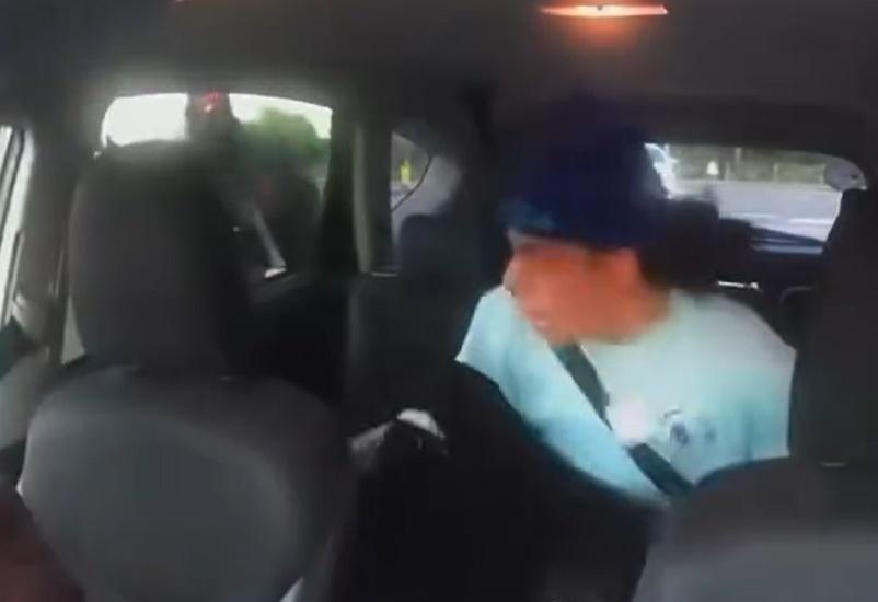 司機被眼前情況嚇倒,隨即倒車希望離開現場,Bilal突然衝入的士。(FB)