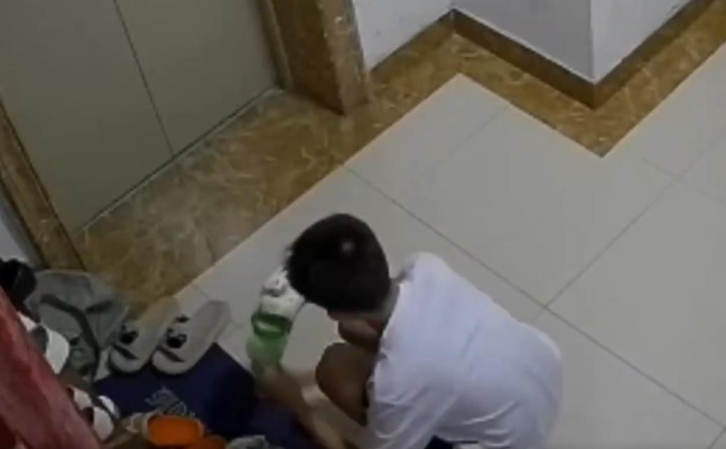 他蹲下身子在鞋架裡拿來不同鞋子,就這樣狂舔40分鐘。(微博)