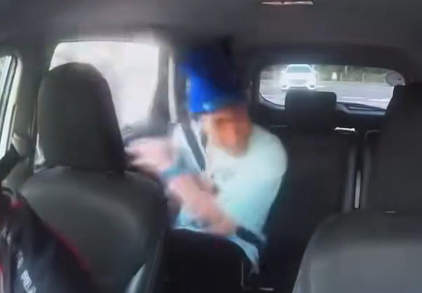 刀手掩至,先打破右邊後座車窗,又拉開左邊後座車門。(FB)