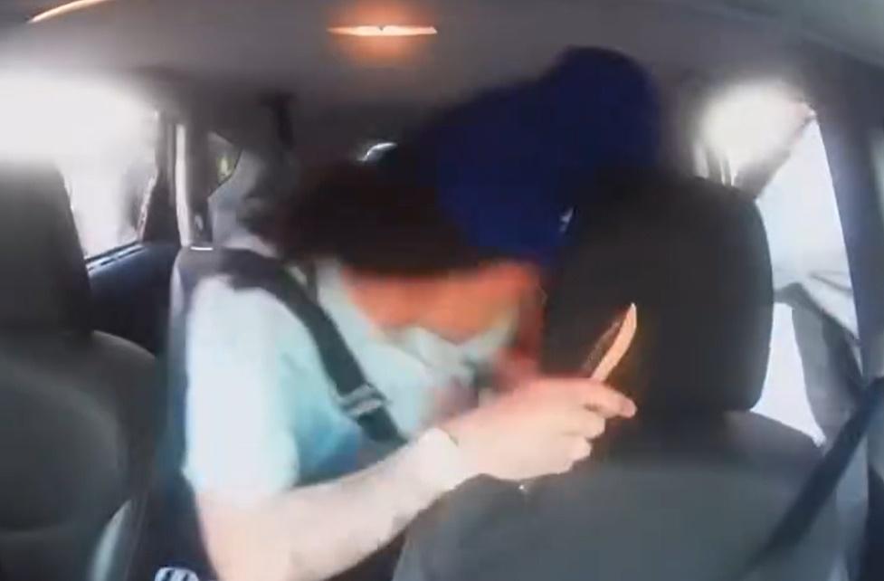 刀手左右夾擊用刀刺向Bilal,又試圖將他拉落車,Bilal手持小刀抵抗。(FB)