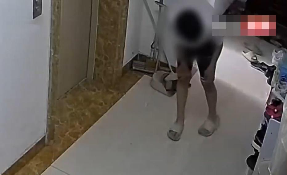 至29日,這名男子又來找鞋,但發現鞋子已被收起來,就轉身離開。(微博)