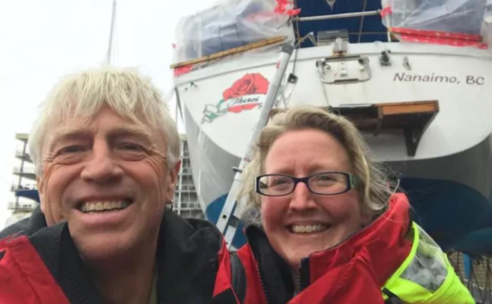 Brett Clibbery和Sarah Packwood,與「Theros」號合照。(FB)