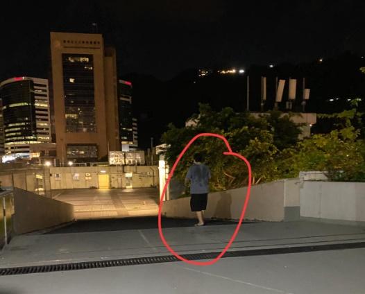 男子遭帖主喝止後隨即離去。(香港貓店長關注組@FB)