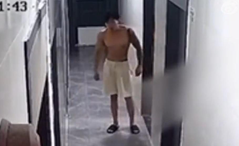 男子雙手握拳注視,直至那白衣男離開後便返回屋內。(微博)