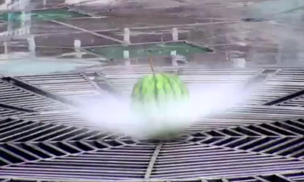 臨夏州委政法委員會官方微博就發放影片,展示噴泉可能的傷害性,呼民眾警惕注意安全。(微博)