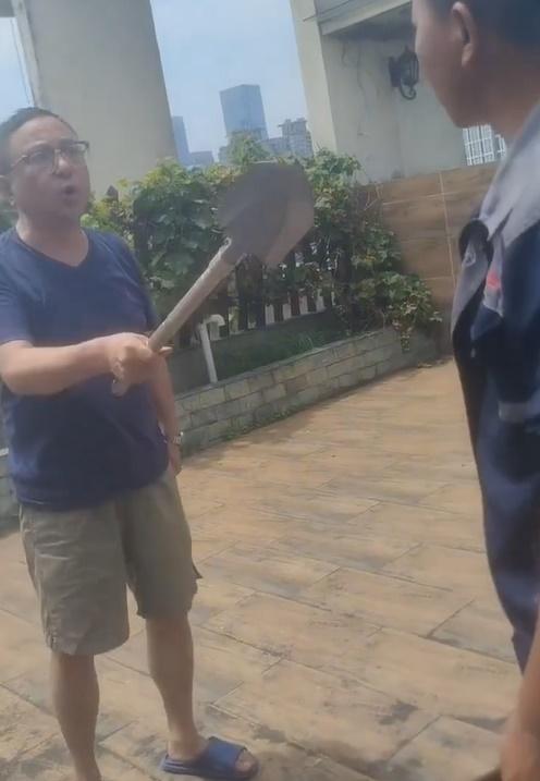 該業主竟直接用鏟子將安全繩的副繩砍成3截。(微博)