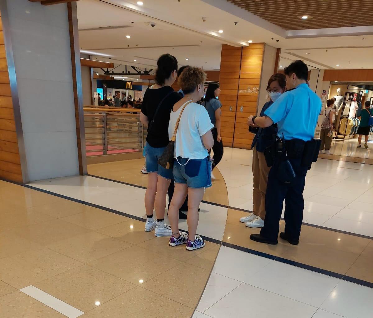 有軍裝警員在商場內調查。(網上圖片)