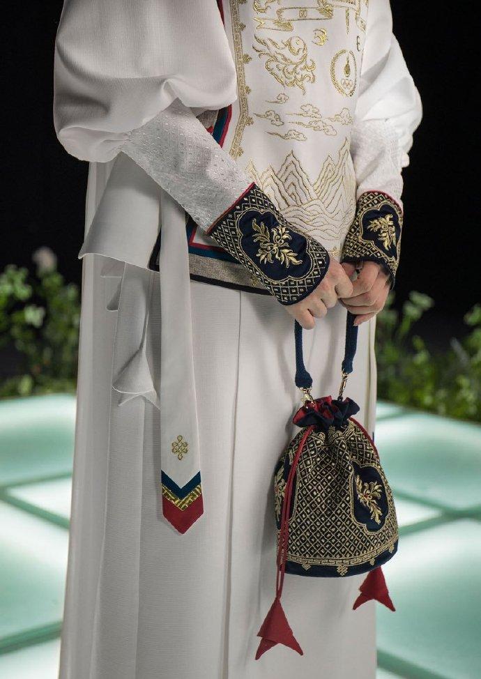 根據蒙古國家奧委會表示,製作該些服裝歷時3個月,每一件服裝做工都得耗費20多個小時。(IG)