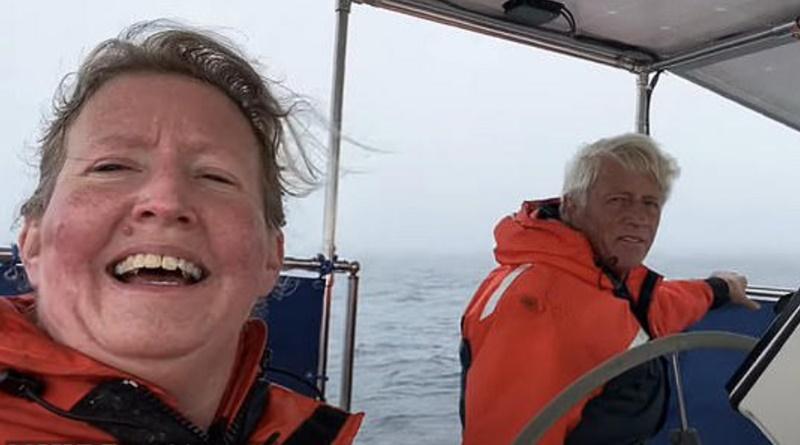 Brett Clibbery和Sarah Packwood航行中。(FB)