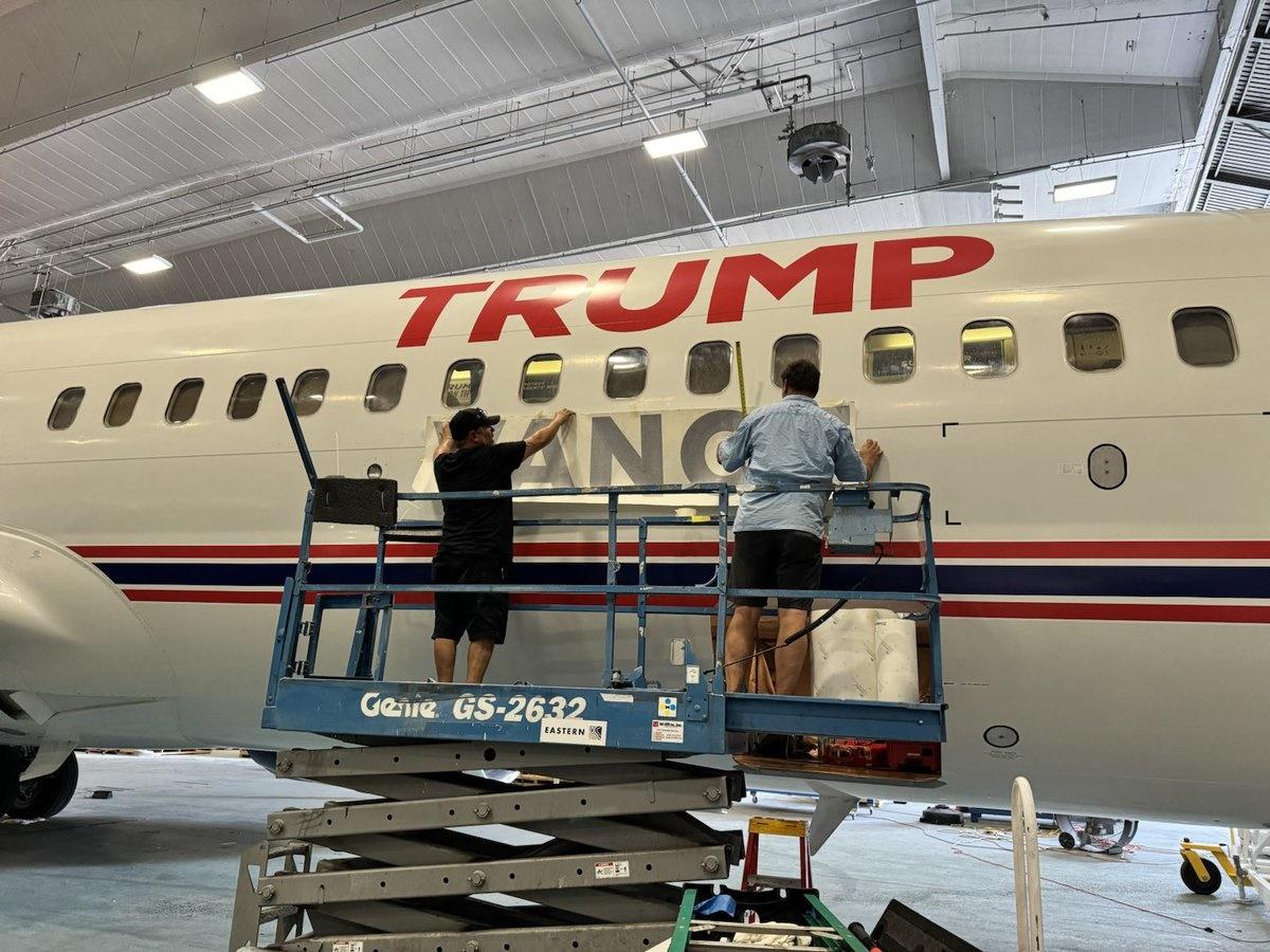 這架波音 737-800飛機機身上貼有「特朗普」和「萬斯」的名字。(X)