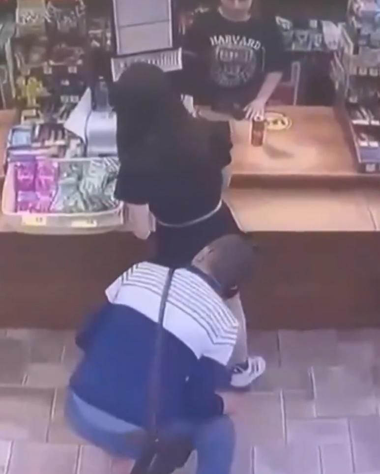 後方的男子看準機會,突然彎下腰將面湊近女子的腎部約1秒鐘。(X)