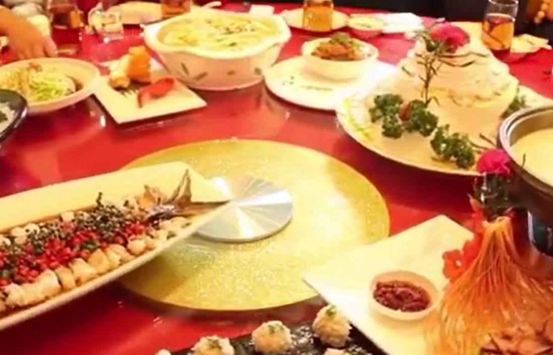 酒店被罰款逾118萬及吊銷食品經營許可證。(微博)